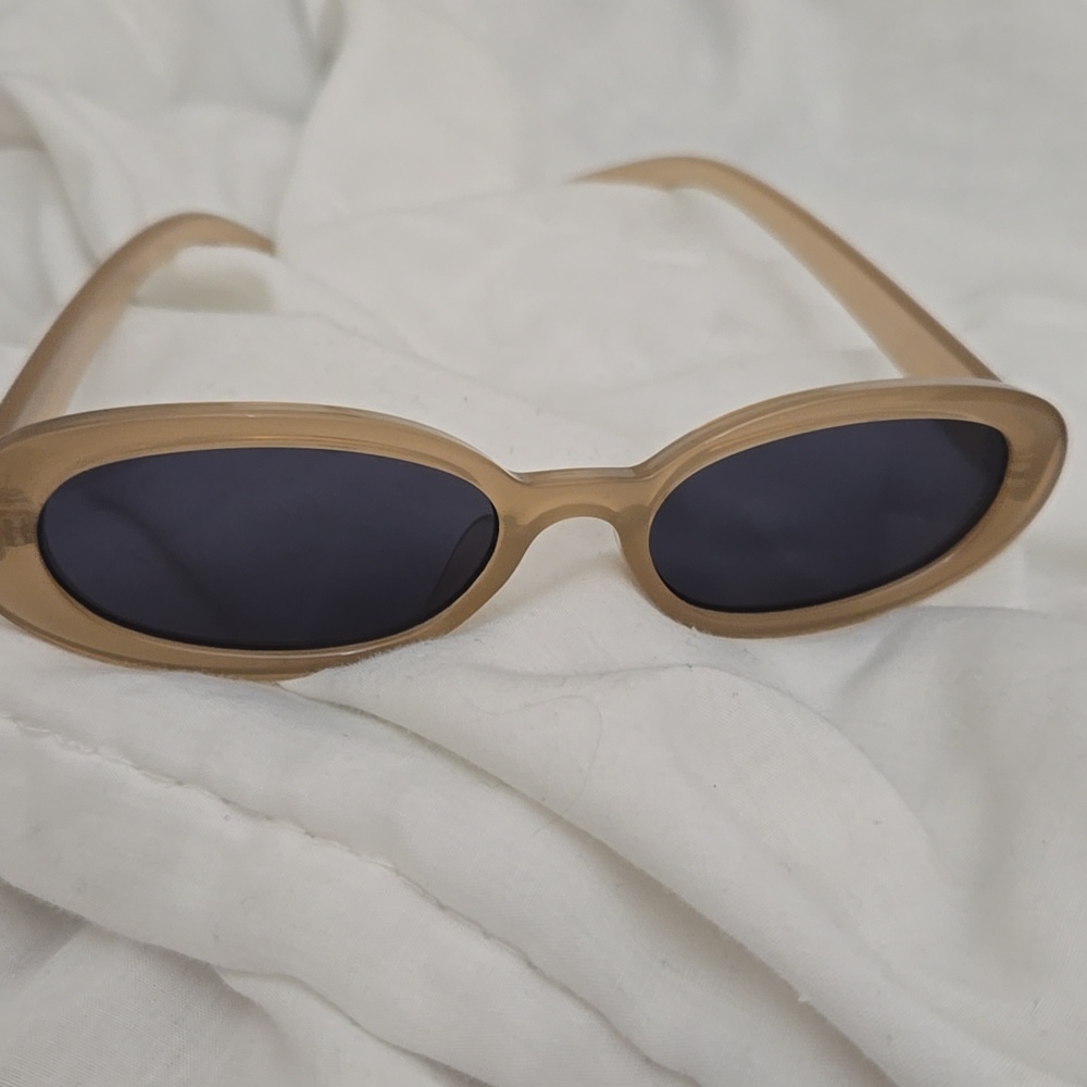 Oval Beige Sunglasses As Seen On Gigi Hadid Y2K Supermodel Festival New As Is - Picture 6 of 15